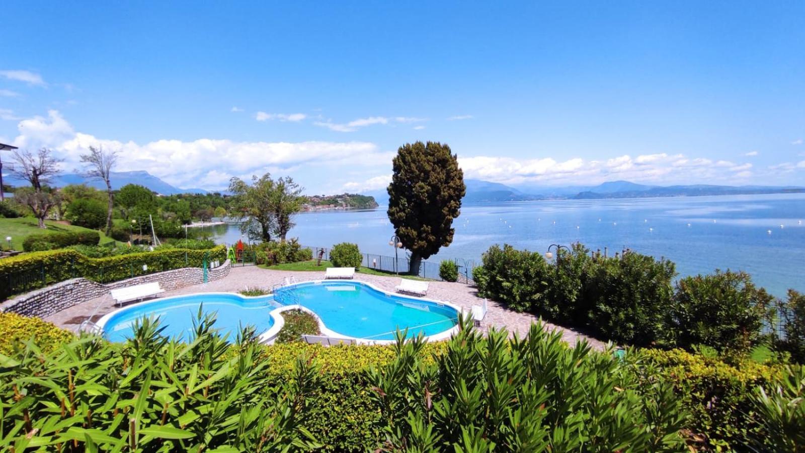Front Lake Amazing View Manerba del Garda Luaran gambar